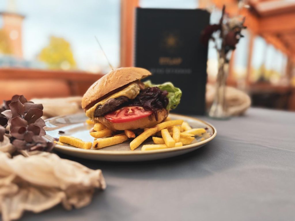 Hamburger hasábburgonyával
