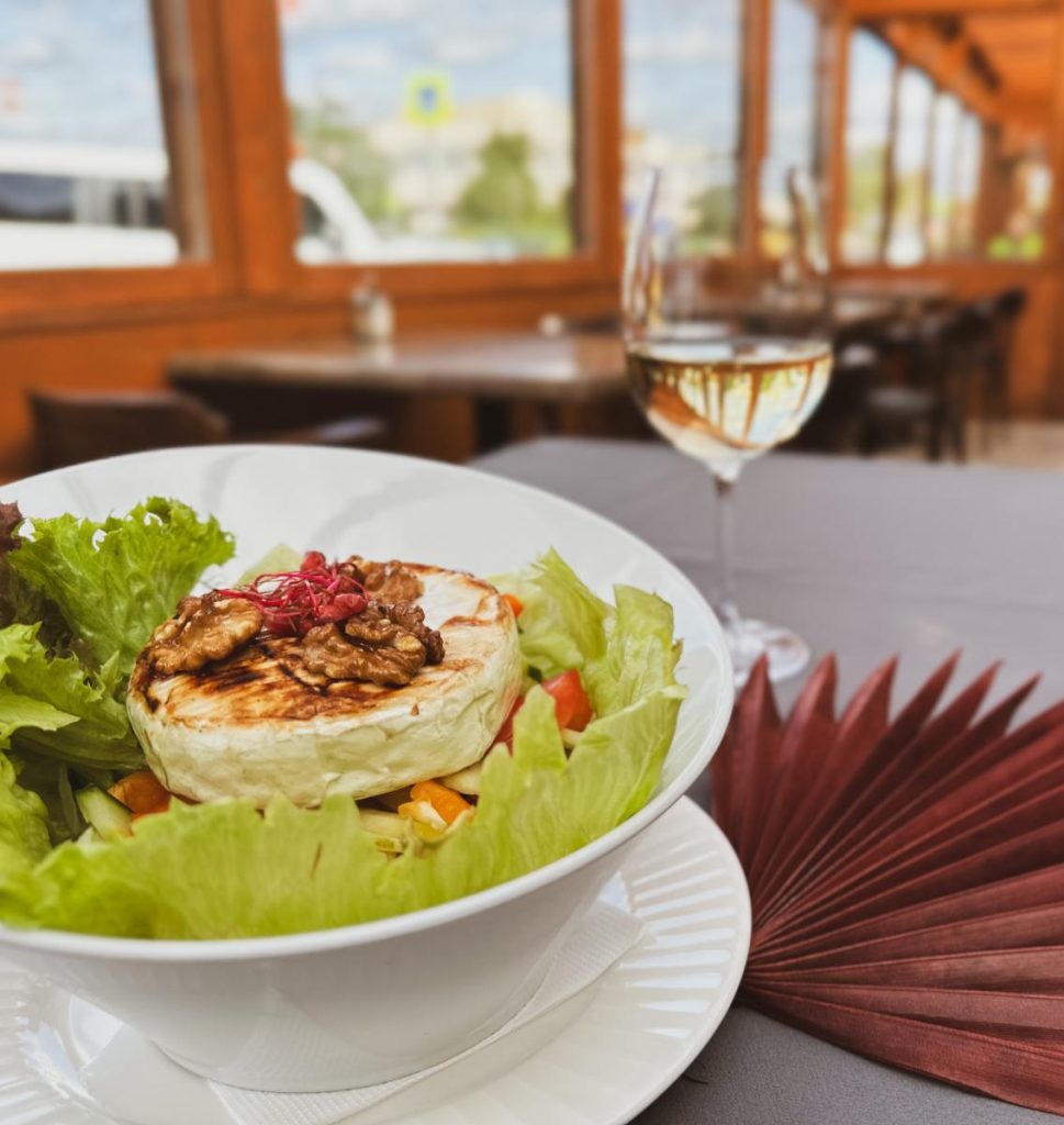 Saláta sült camembert-rel