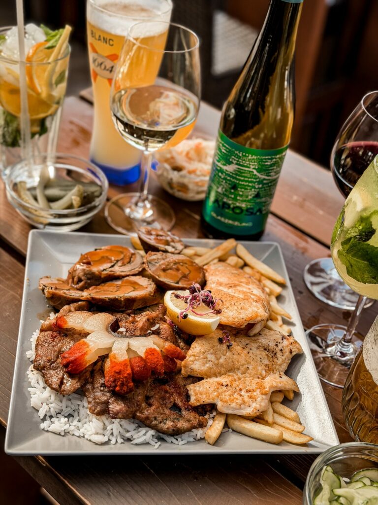 Vegyes sült tál rizzsel és hasábburgonyával